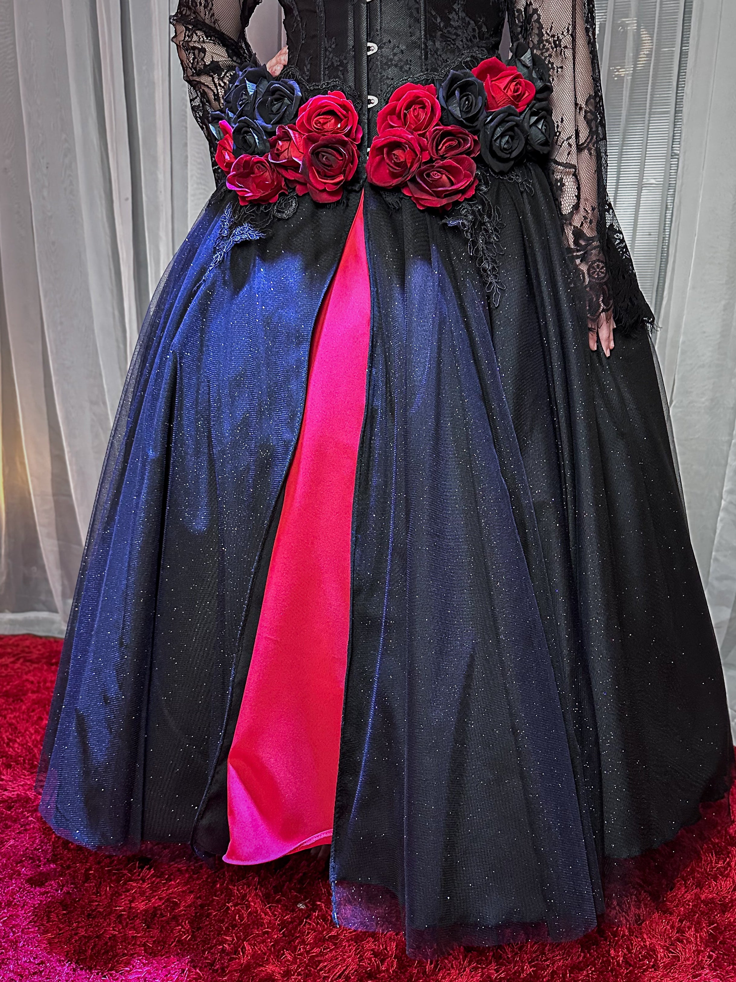 Saia de Brilho Preta com Fenda Vermelha