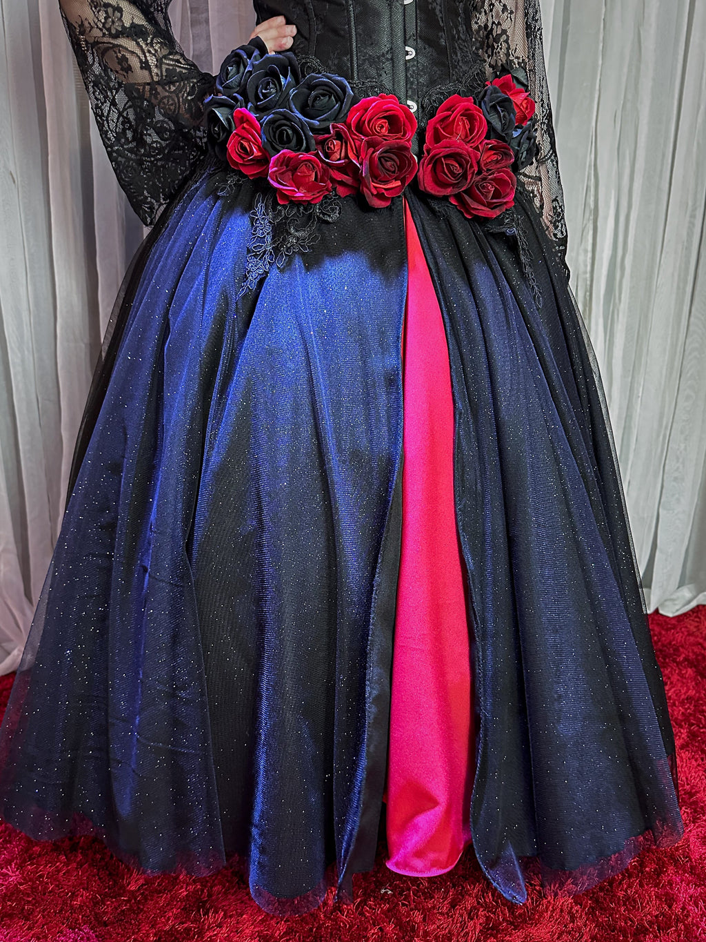 Saia de Brilho Preta com Fenda Vermelha