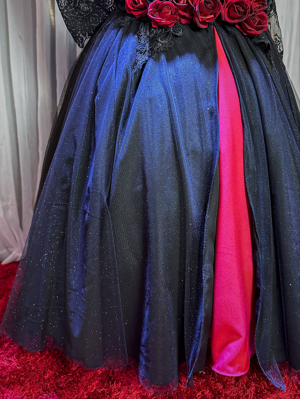 Saia de Brilho Preta com Fenda Vermelha