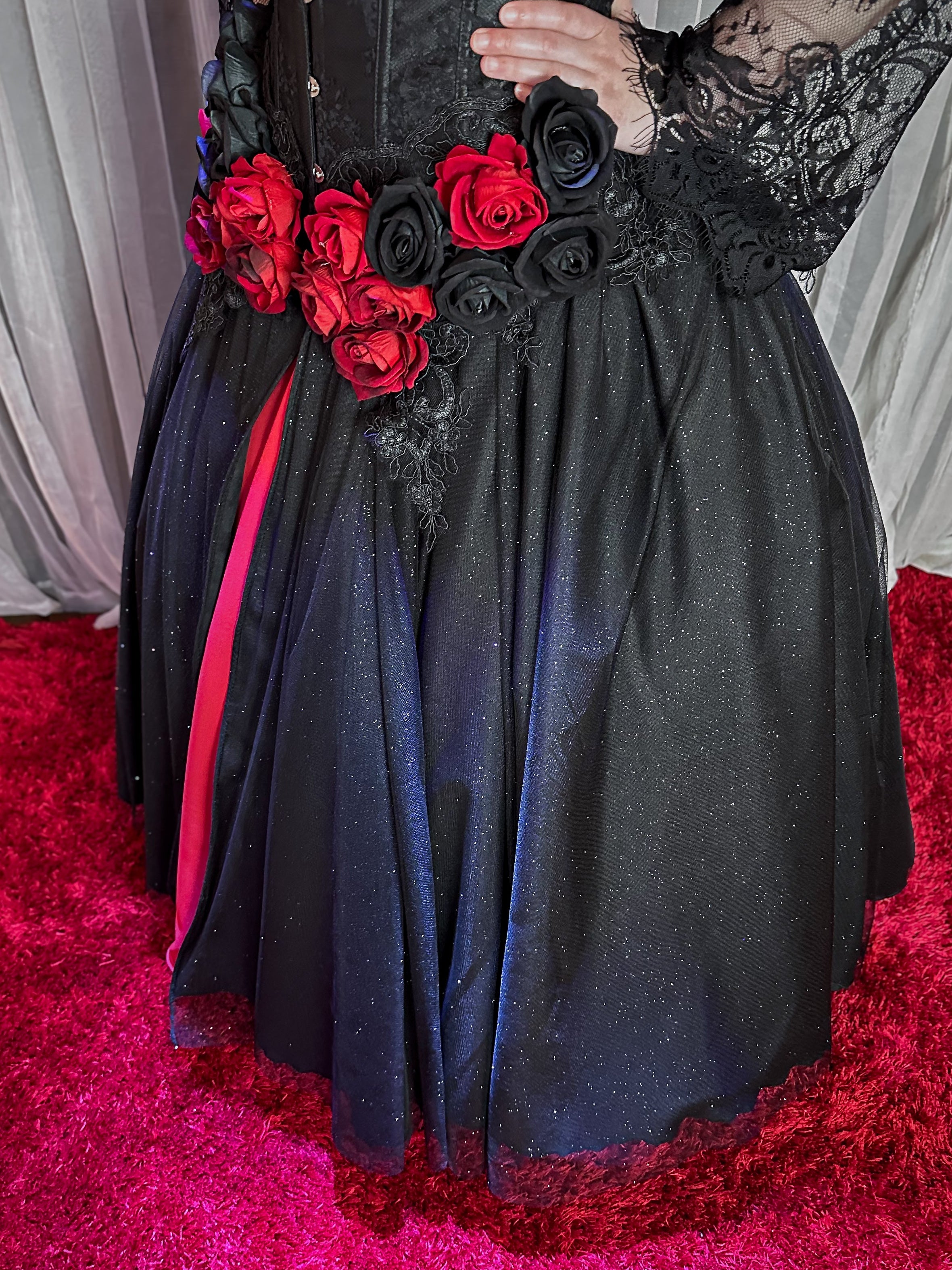 Saia de Brilho Preta com Fenda Vermelha