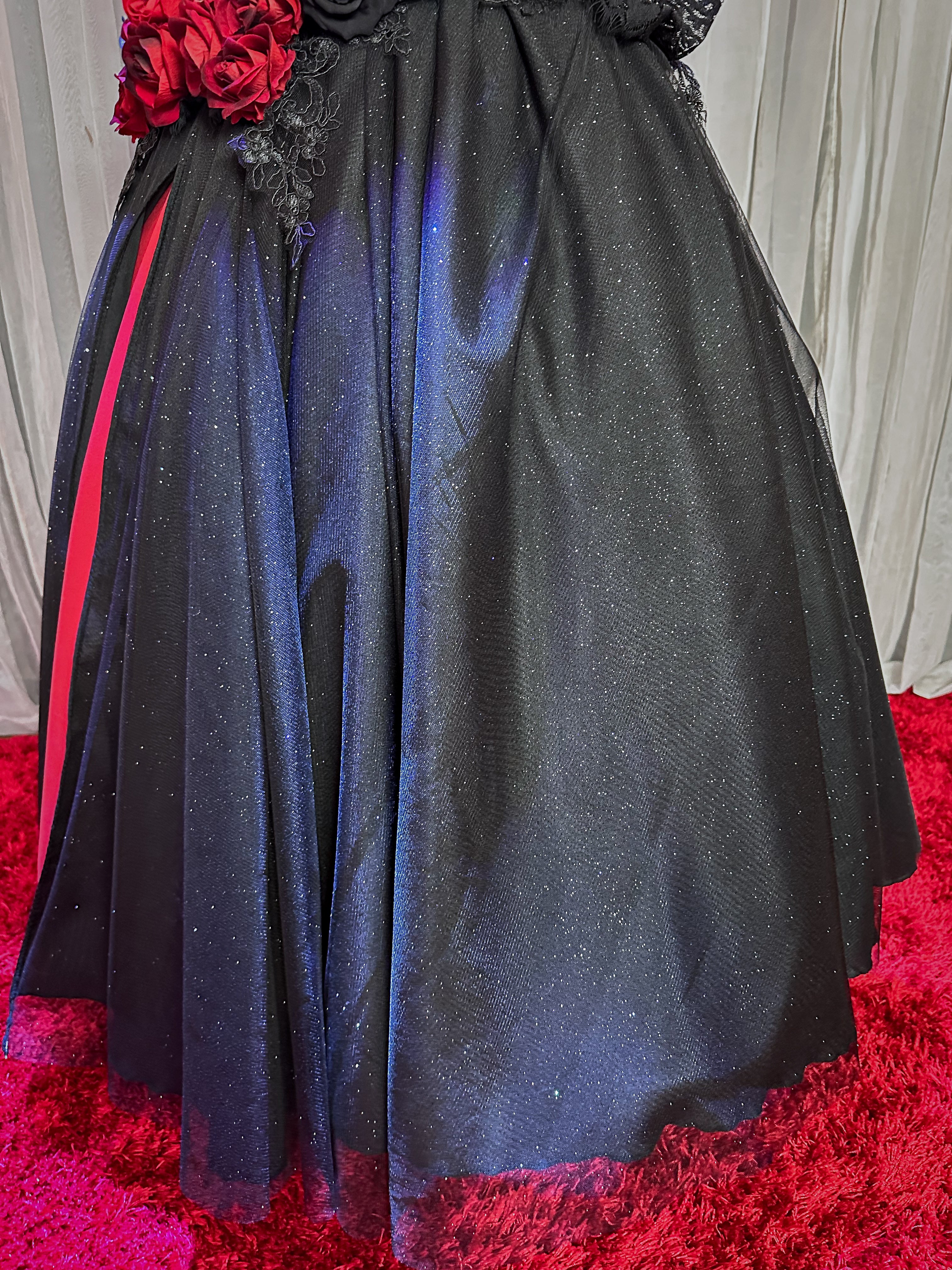 Saia de Brilho Preta com Fenda Vermelha
